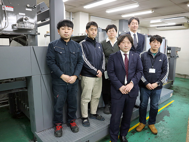 【後方左から】西山氏、瀧氏、大河内氏、山本社長、【前方左から】山本取締役、伊勢氏 【後方左から】西山氏、瀧氏、大河内氏、山本社長、【前方左から】山本取締役、伊勢氏