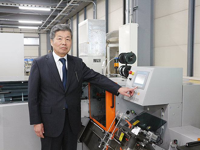 起動ボタンを押す齊藤社長 起動ボタンを押す齊藤社長