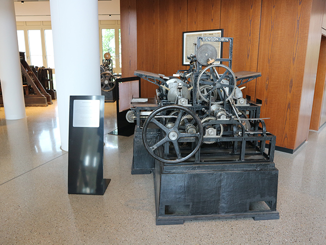 1814年にロンドン「タイムズ」へ納入された新聞輪転印刷機のレプリカ（ヴュルツブルク本社入口横に展示）