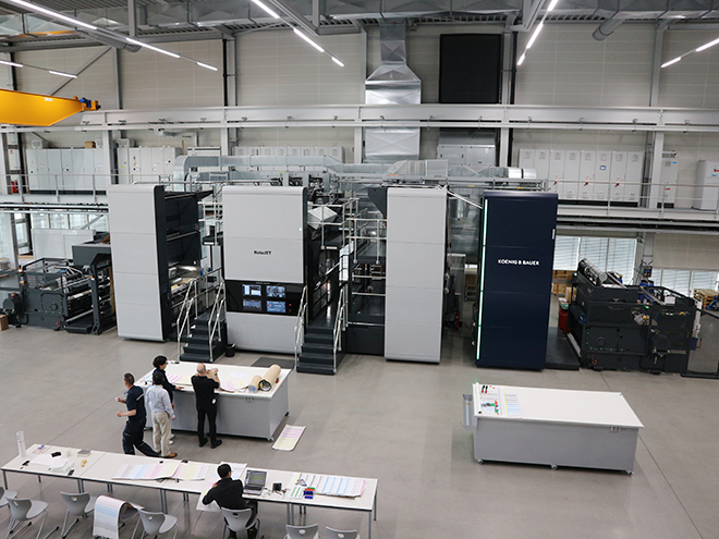 最大2.8m幅まで対応するシングルパスデジタル印刷機「RotaJET」（ヴュルツブルク工場）