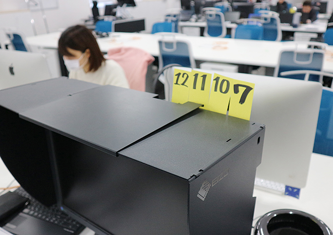 残業が月42時間を越えるとデスクのパソコンにイエローカード 残業が月42時間を越えるとデスクのパソコンにイエローカード