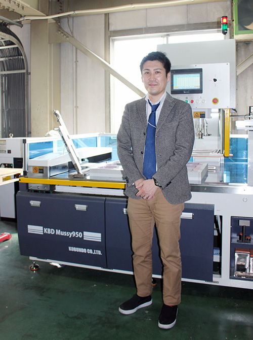 KBD Mussy950の前で荻原社長 KBD Mussy950の前で荻原社長