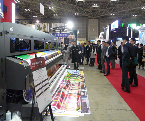 品質と生産性、多メディア対応を実現する「nyala II」㊤とVUTEk最新機種に注目が集まった（JAPAN SHOP2015ルキオブース）