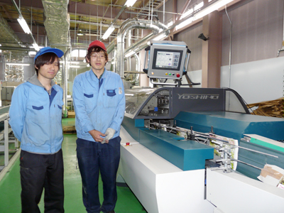 高速無線機VEGAの前でオペレーターの松本氏(左)と黒崎氏 高速無線機VEGAの前でオペレーターの松本氏(左)と黒崎氏